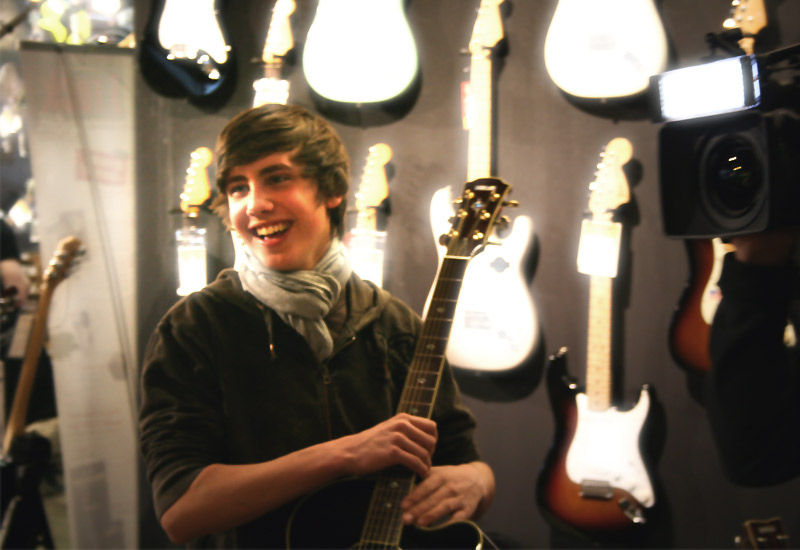 DSDS: Sebastian bekommt eine Gitarre vom Music Store!