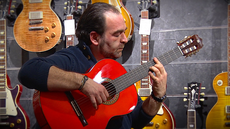 Flamenco-Star Rafael Cortes testet Alhambra Gitarren