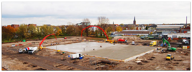 Neubau-Update vom 11.11.2009: Bodenplatte fertig, Stützen fürs Hochregallager werden montiert