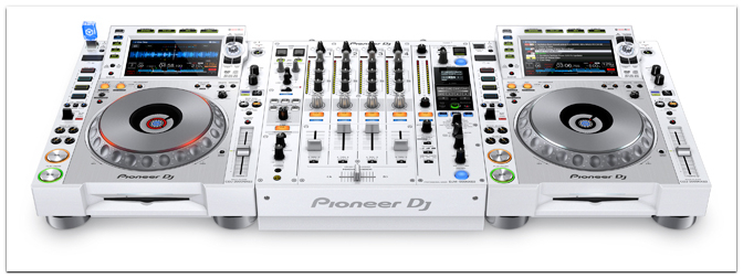 PIONEER DJ präsentiert den CDJ-2000NXS2-W und den DJM-900NXS2-W in einer limitierten White-Edition!