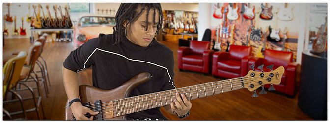 Michael Pipoquinha spielt den FAME 6-Saiter Bass