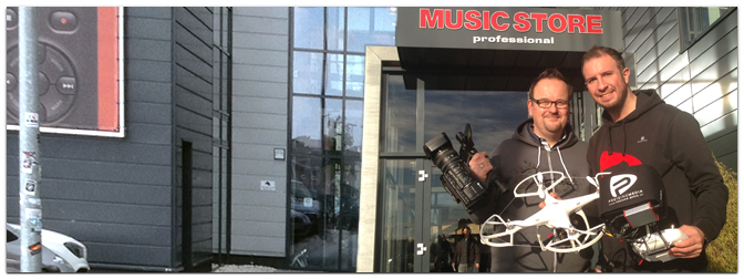 Dreharbeiten mit Kamera Drohne im Music Store